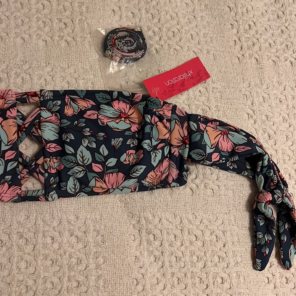 Two swimsuit tops - Picture 5 of 9